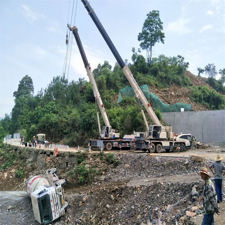 襄州汽车掉沟里叫吊车救援要多少钱